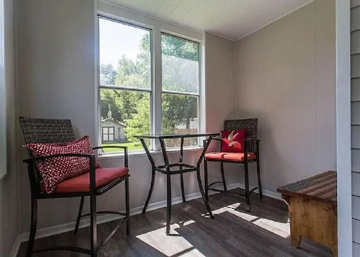 Cozy W Front Porch Dt Near Naval Base Apartment *