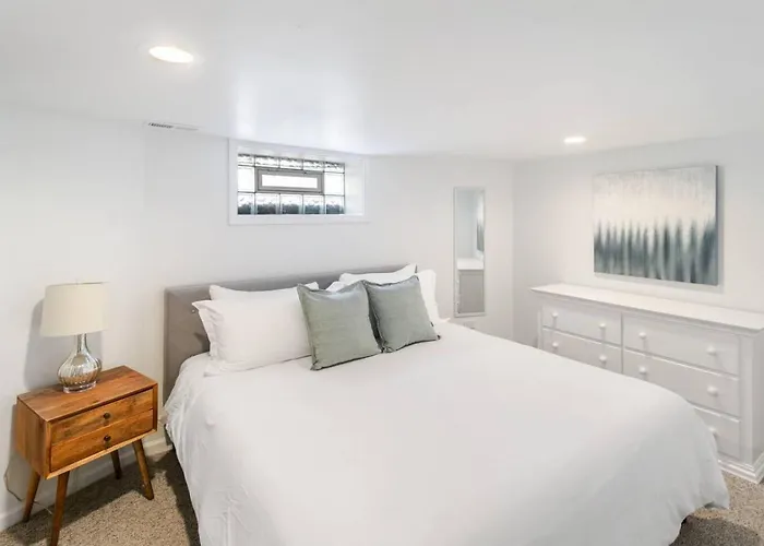 Cozy W Front Porch Dt Near Naval Base Apartment *