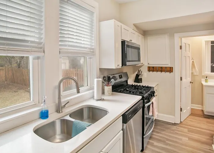 Cozy W Front Porch Dt Near Naval Base *