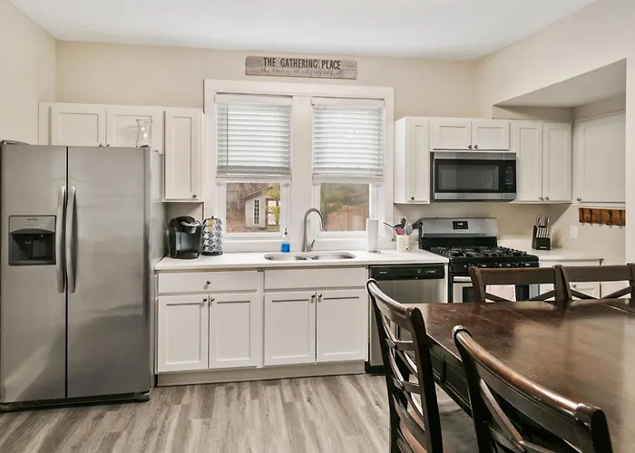 Cozy W Front Porch Dt Near Naval Base Apartment Libertyville