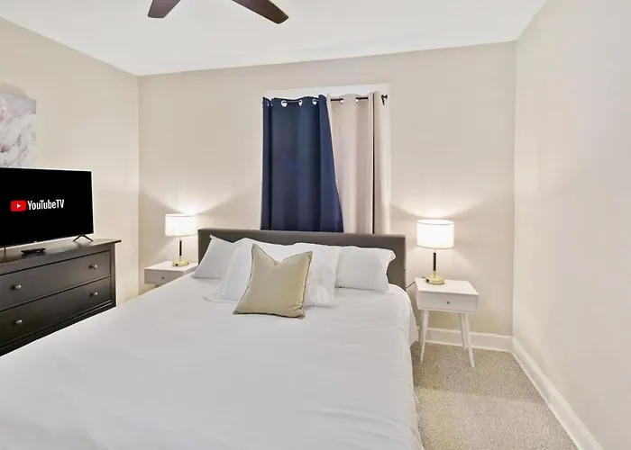 Apartment Cozy W Front Porch Dt Near Naval Base