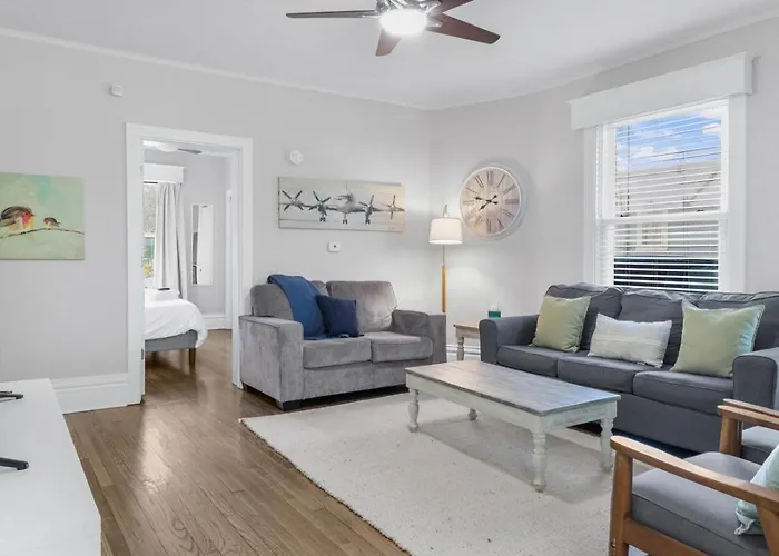 Cozy W Front Porch Dt Near Naval Base