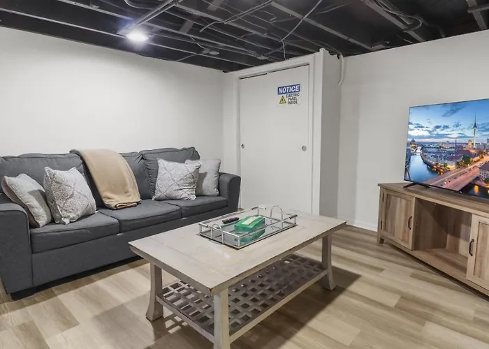 Cozy W Front Porch Dt Near Naval Base Apartment Libertyville