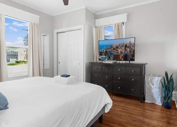 Cozy W Front Porch Dt Near Naval Base Apartment *