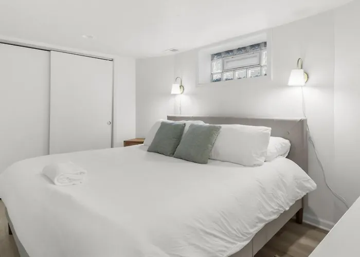 Cozy W Front Porch Dt Near Naval Base Apartment *