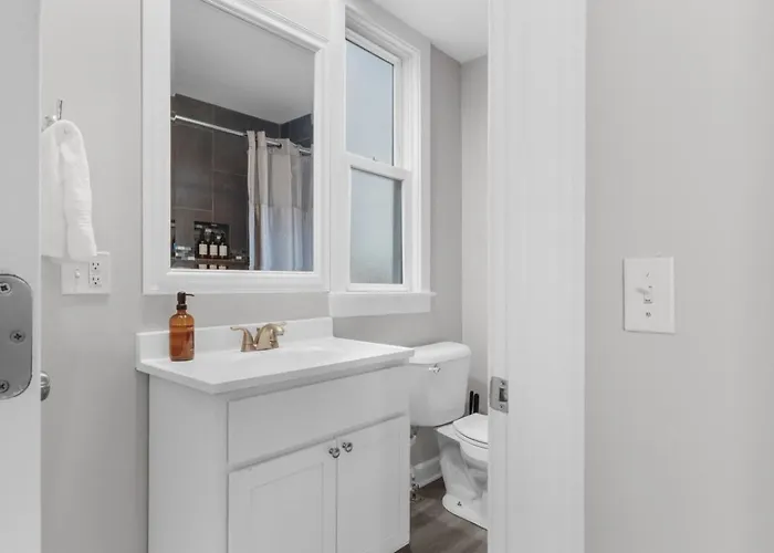 Cozy W Front Porch Dt Near Naval Base Apartment *