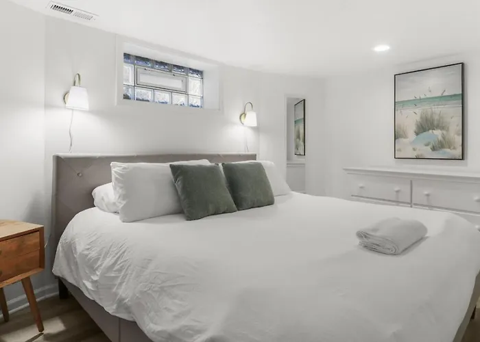 Cozy W Front Porch Dt Near Naval Base * Libertyville