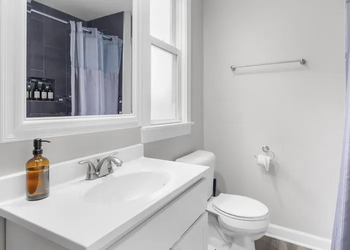 Cozy W Front Porch Dt Near Naval Base Apartment *