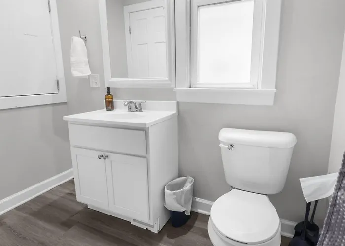 Apartment Cozy W Front Porch Dt Near Naval Base *