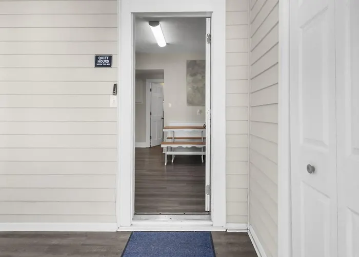 Cozy W Front Porch Dt Near Naval Base Apartment