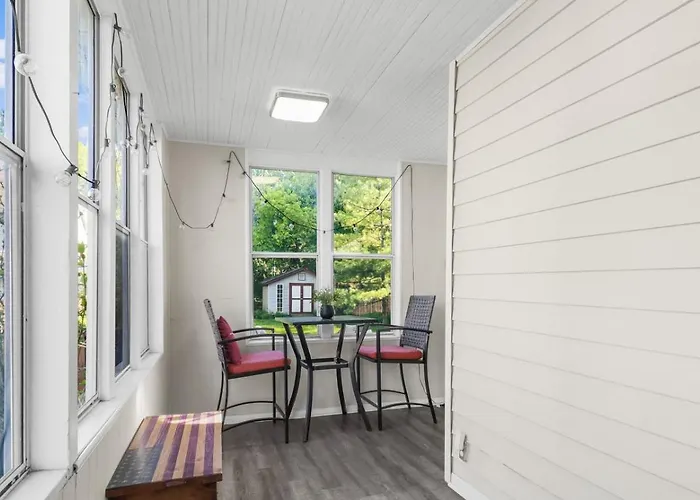 Cozy W Front Porch Dt Near Naval Base Apartment *