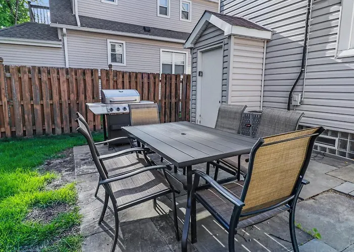 Cozy W Front Porch Dt Near Naval Base Libertyville