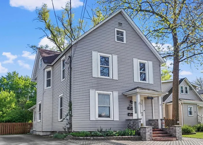 Cozy W Front Porch Dt Near Naval Base Apartment Libertyville