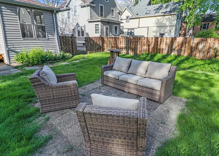 Cozy W Front Porch Dt Near Naval Base Apartment