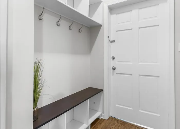 Cozy W Front Porch Dt Near Naval Base Apartment *