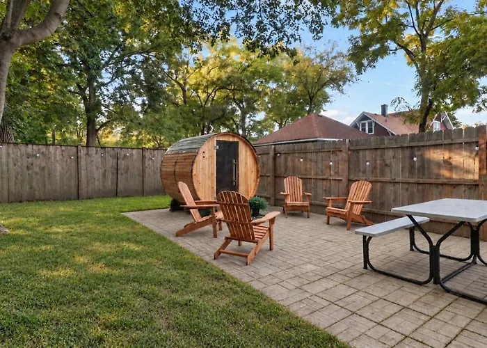 Cozy W Front Porch Dt Near Naval Base Apartment Libertyville