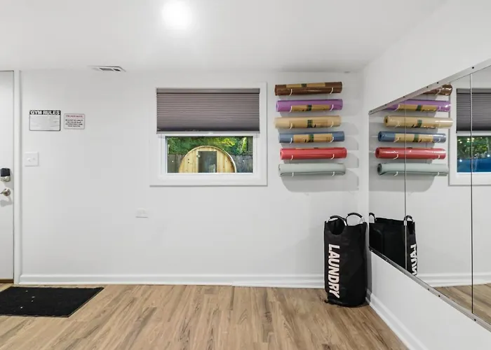 Cozy W Front Porch Dt Near Naval Base Apartment